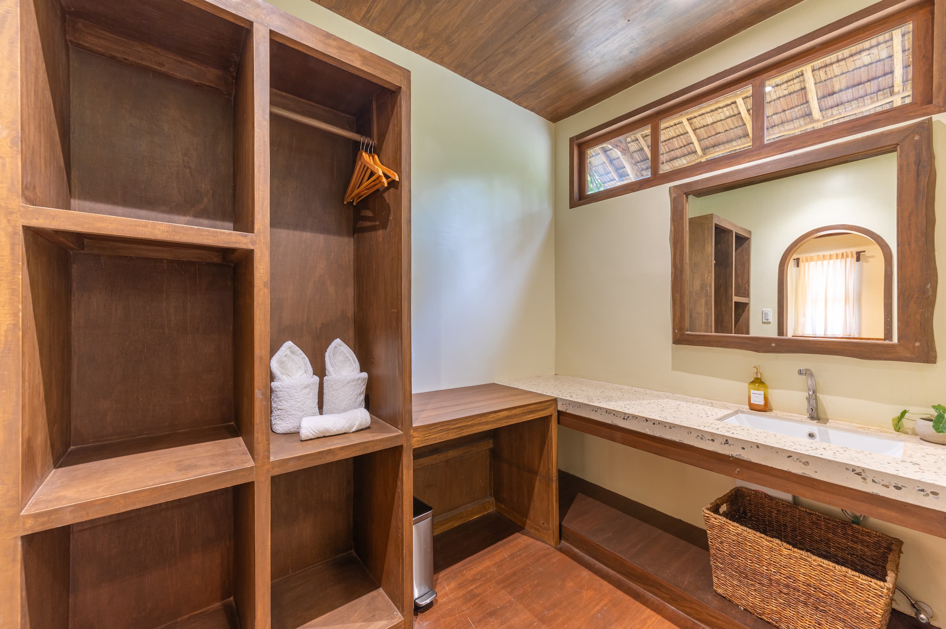 Suok Villa — walk-in closet